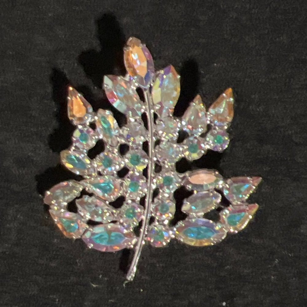 B David Silver Tone Brilliant Aurora Borealis Figural Leaf Brooch Signed (3944) - Picture 6 of 7